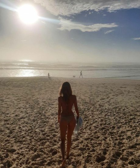 Naakte gelekte OnlyFans-foto van Isabel Lucas