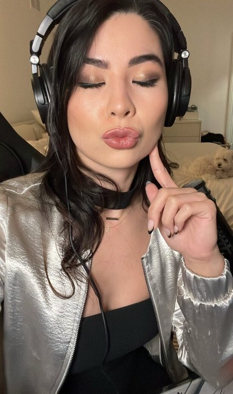 Naakte gelekte OnlyFans-foto van Carolinekwan