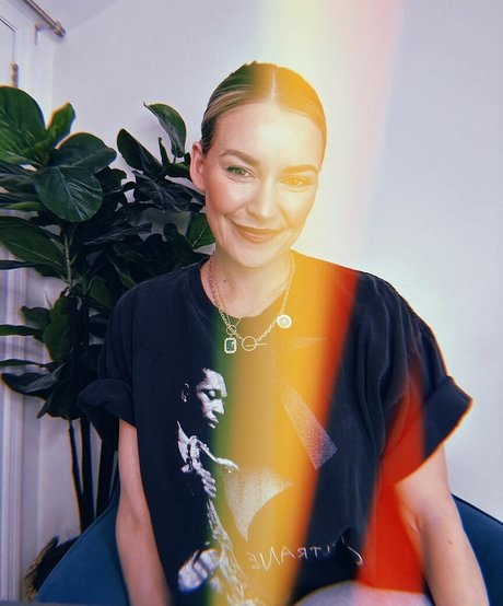 Naakte gelekte OnlyFans-foto van Renee Paquette