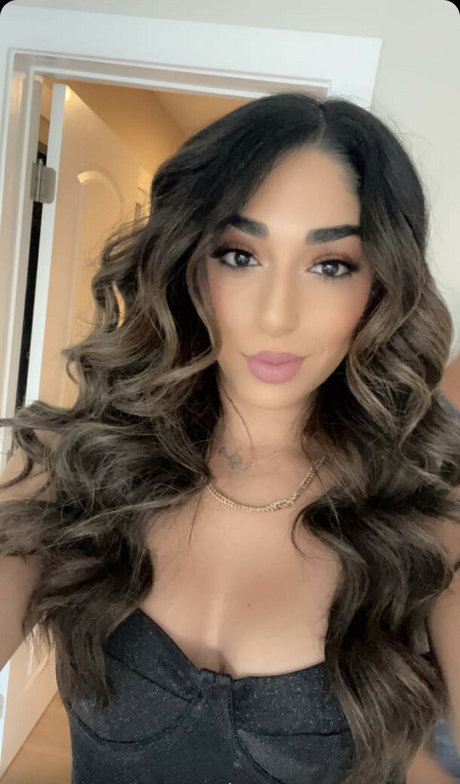 Naakte gelekte OnlyFans-foto van Mary Noura