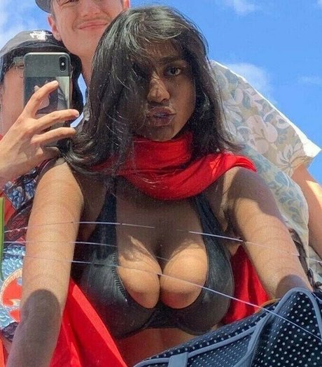Naakte gelekte OnlyFans-foto van Shreya Naidoo