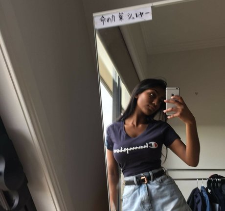 Naakte gelekte OnlyFans-foto van Shreya Naidoo