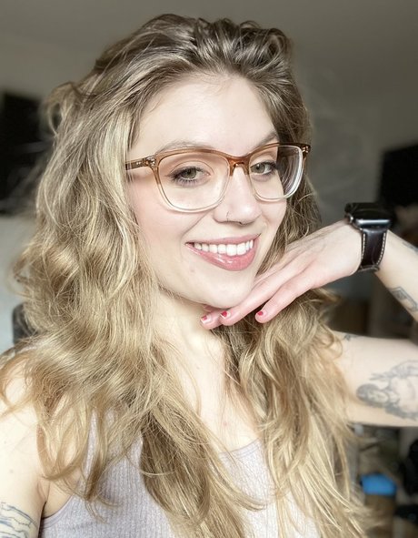 Naakte gelekte OnlyFans-foto van Missmousiemouse