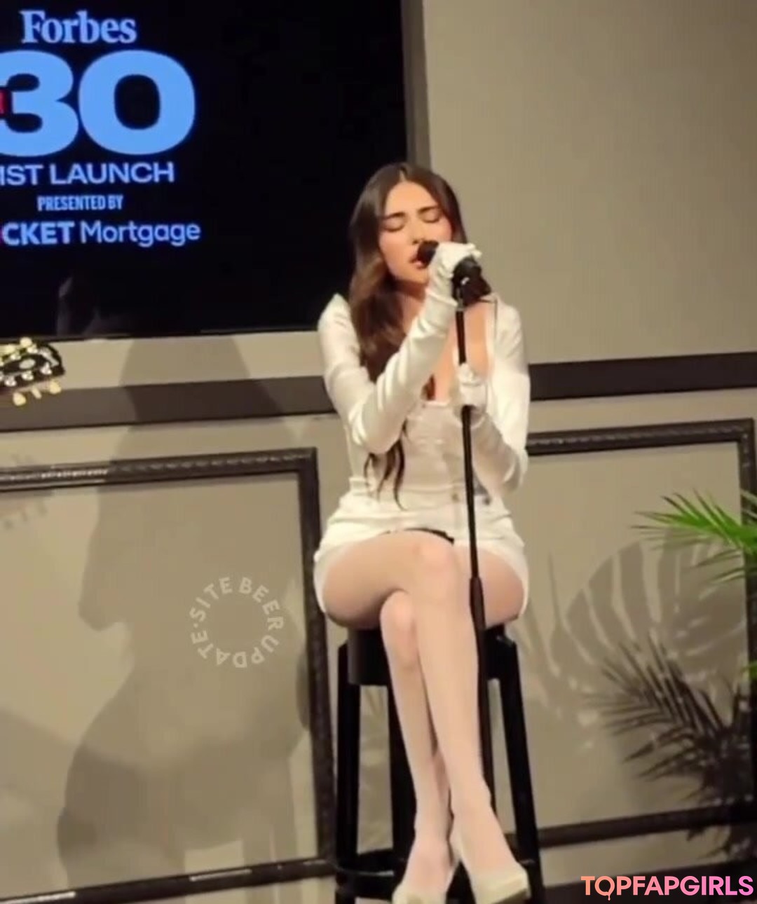 Naakte gelekte OnlyFans-foto van Madison Beer #1551