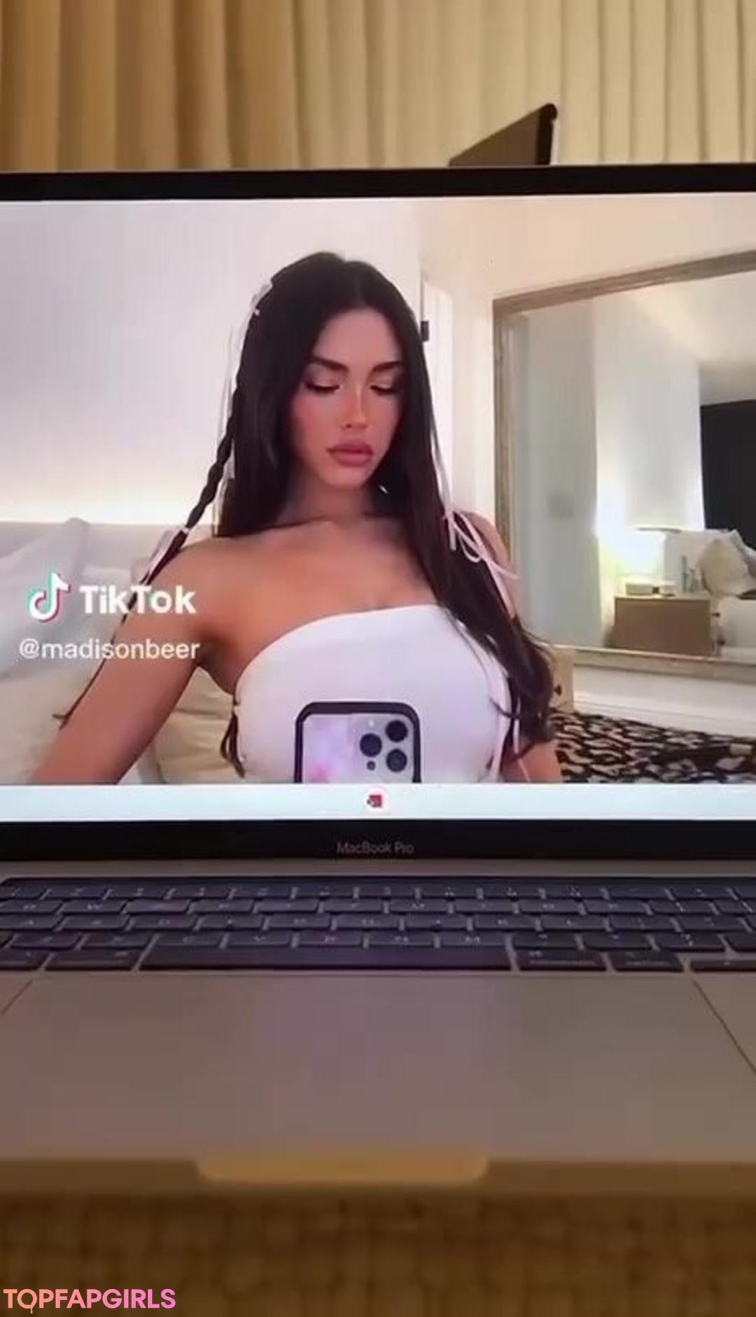 Naakte gelekte OnlyFans-foto van Madison Beer #1619
