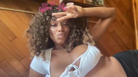 Naakte gelekte OnlyFans-foto van Philllybabyy