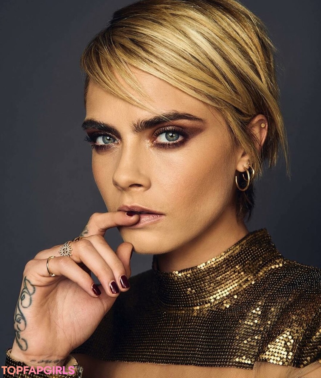 Naakte gelekte OnlyFans-foto van Cara Delevingne #1087