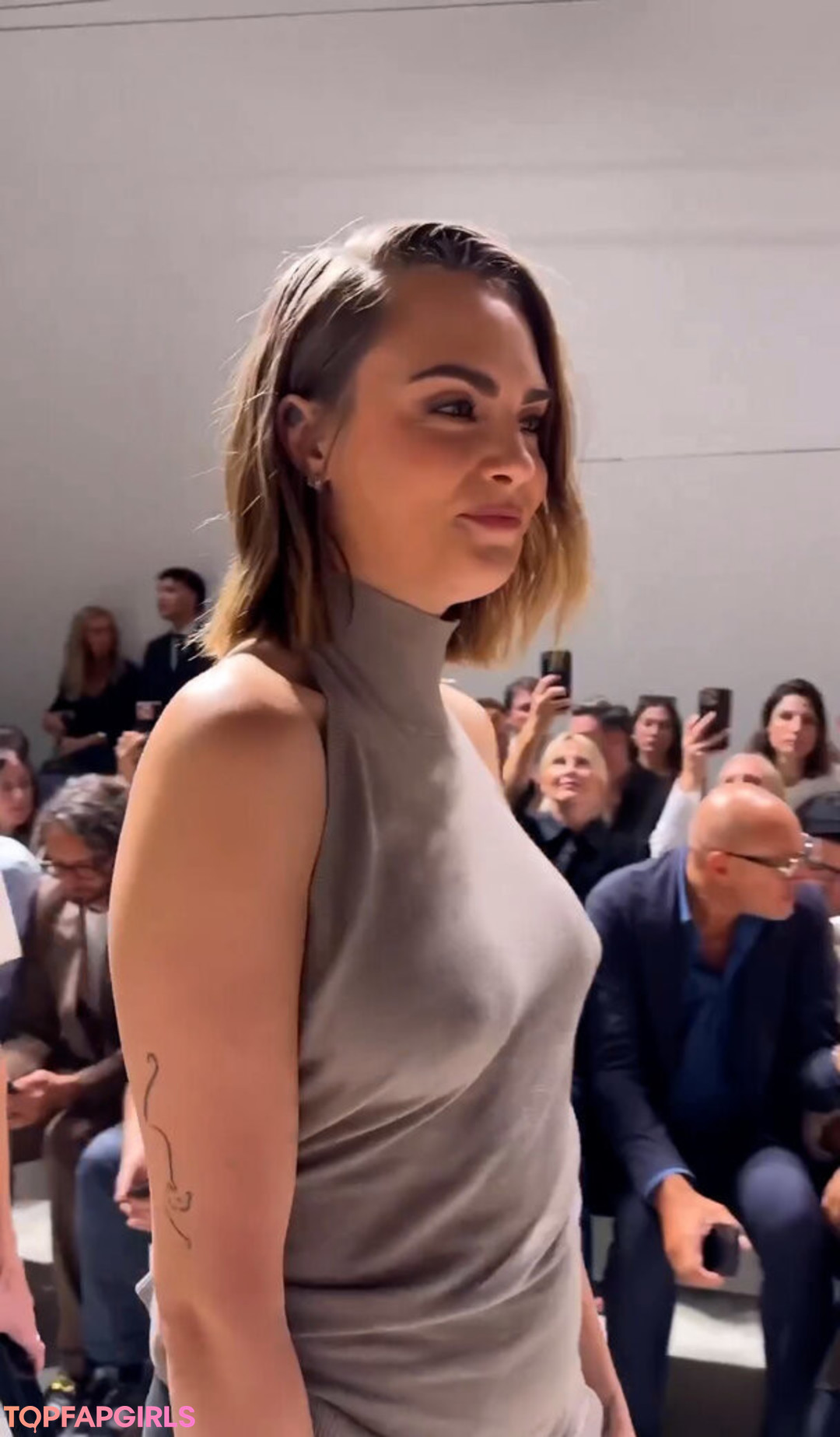 Naakte gelekte OnlyFans-foto van Cara Delevingne #1206