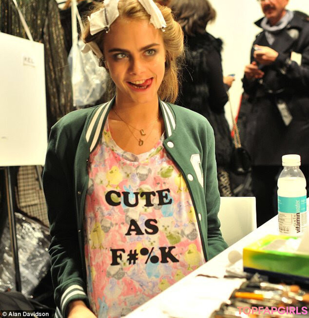 Naakte gelekte OnlyFans-foto van Cara Delevingne #1228