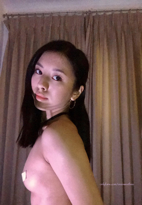 Naakte gelekte OnlyFans-foto van Onesweetbee