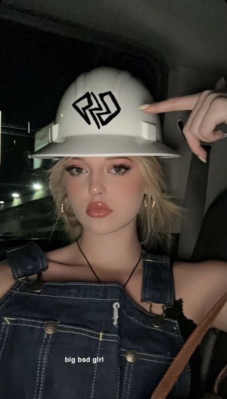 Naakte gelekte OnlyFans-foto van Loren Gray