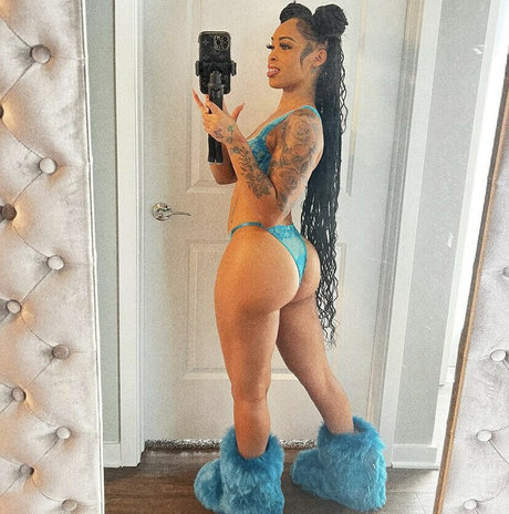 Naakte gelekte OnlyFans-foto van Theyluvnilla