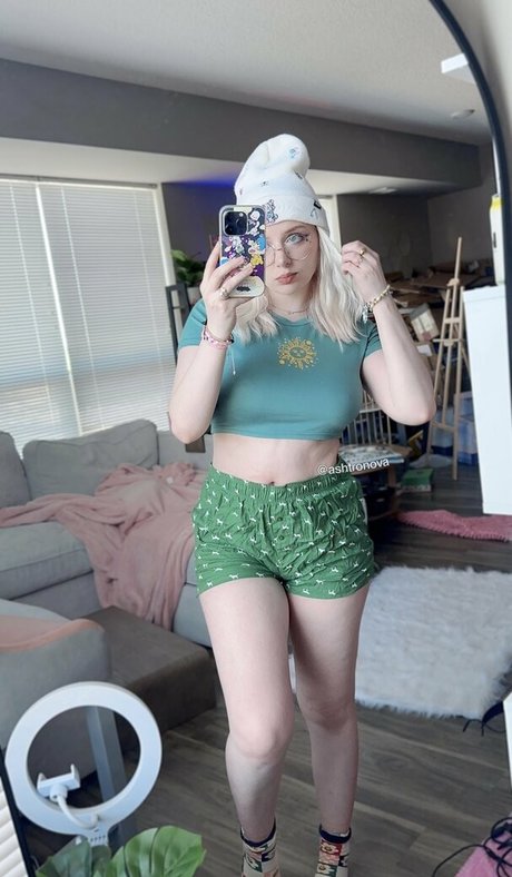 Naakte gelekte OnlyFans-foto van Ashtronova
