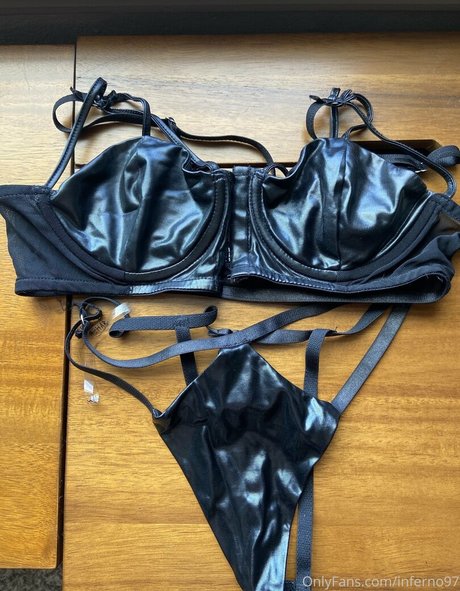Naakte gelekte OnlyFans-foto van Ellainferno