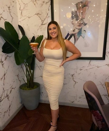 Naakte gelekte OnlyFans-foto van The Blue Dress Girl