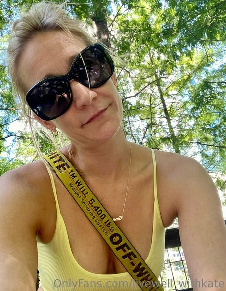Naakte gelekte OnlyFans-foto van Livewellwithkate