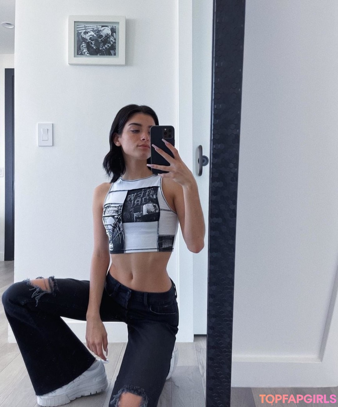 Naakte gelekte OnlyFans-foto van Dixie Damelio #22 Naakte gelekte OnlyFans-foto van Dixie Damelio #22