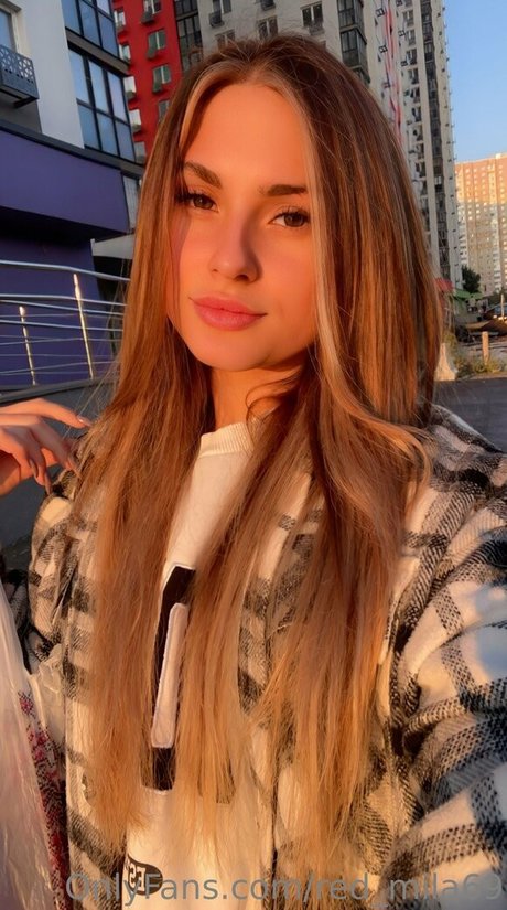 Naakte gelekte OnlyFans-foto van Redmila