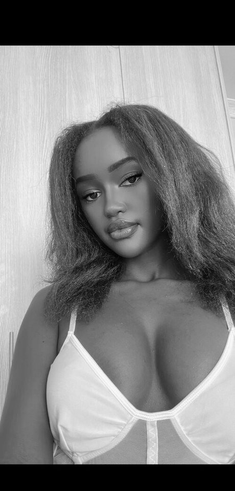 Naakte gelekte OnlyFans-foto van Aurorastaar