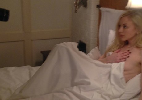 Naakte gelekte OnlyFans-foto van Emily Kinney