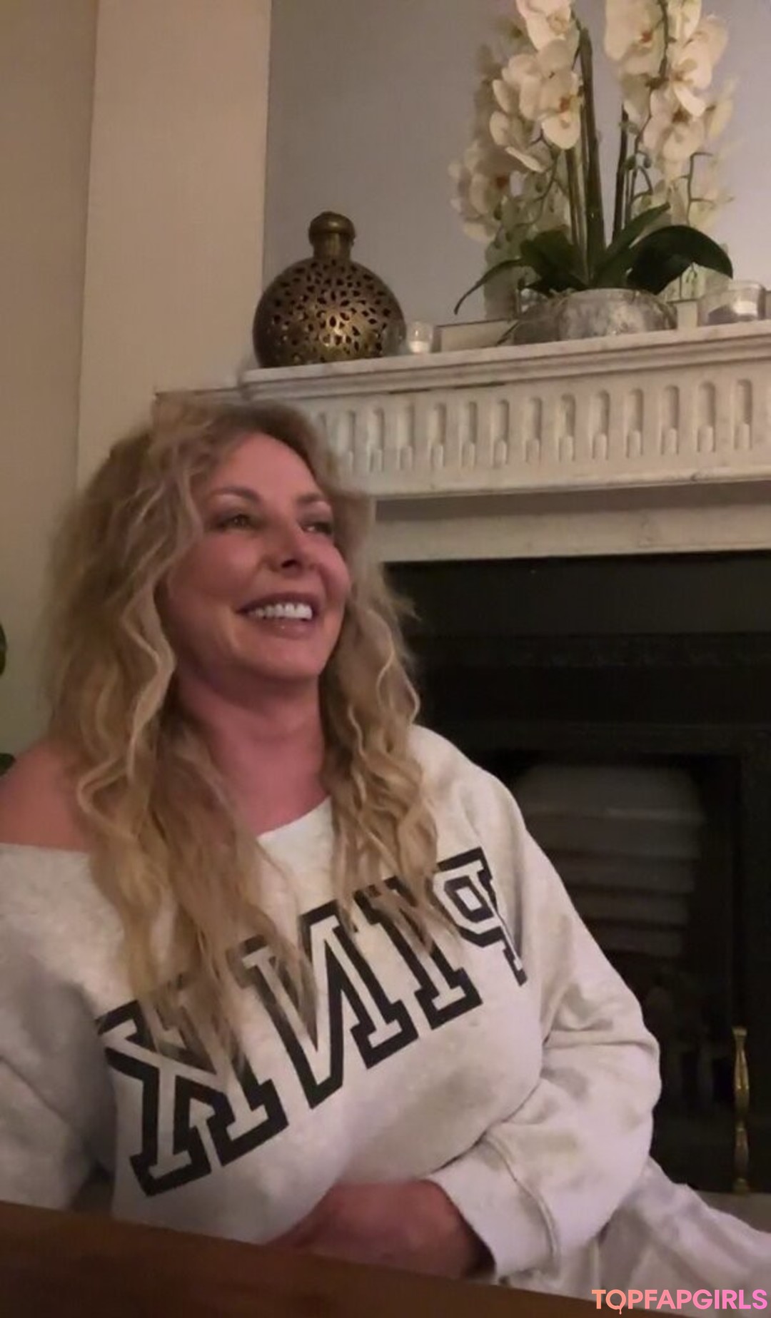 Naakte gelekte OnlyFans-foto van Carol Vorderman #1010