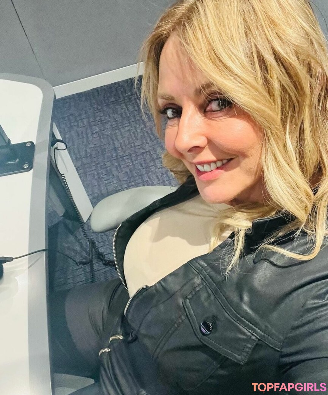 Naakte gelekte OnlyFans-foto van Carol Vorderman #1027