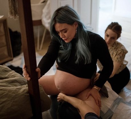 Naakte gelekte OnlyFans-foto van Hilary Duff