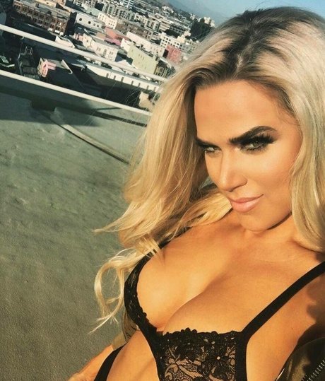 Naakte gelekte OnlyFans-foto van Wwe Lana