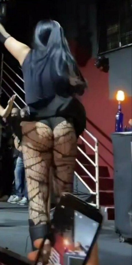 Naakte gelekte OnlyFans-foto van Mc Bella Angel