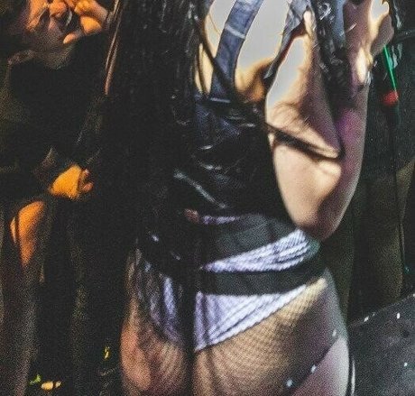 Naakte gelekte OnlyFans-foto van Mc Bella Angel