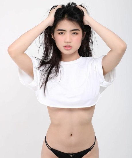 Naakte gelekte OnlyFans-foto van Azi Acosta