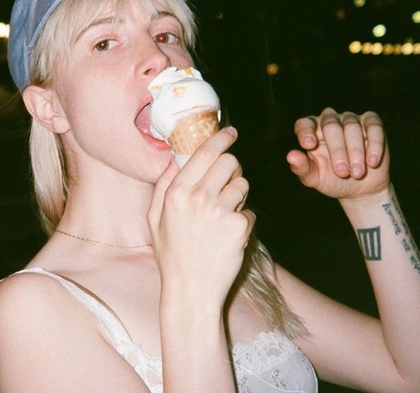 Naakte gelekte OnlyFans-foto van Hayley Williams