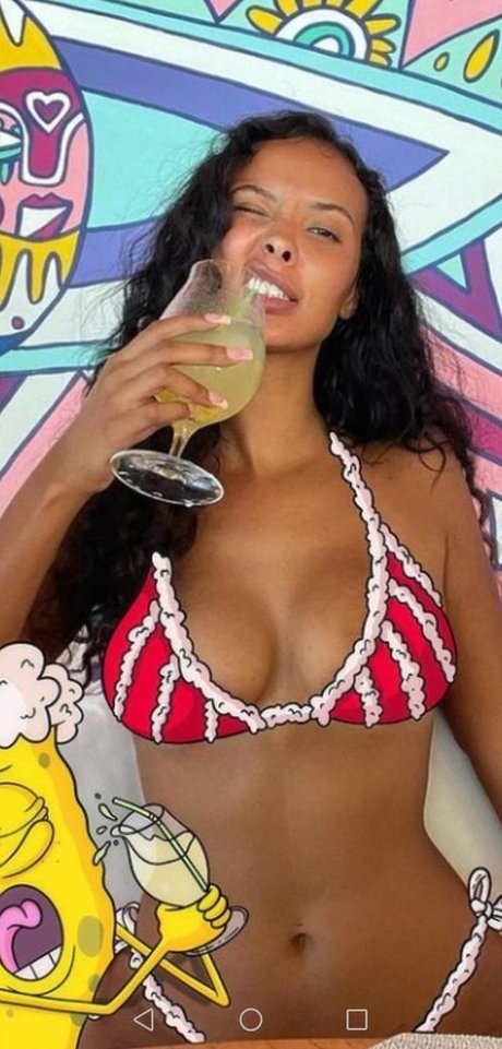 Naakte gelekte OnlyFans-foto van Maya Jama