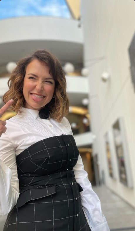 Naakte gelekte OnlyFans-foto van Milana Vayntrub