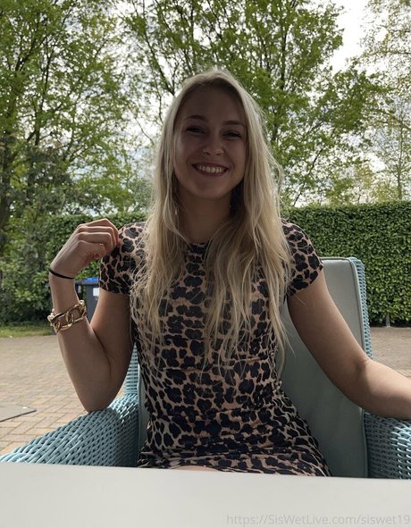Naakte gelekte OnlyFans-foto van Siswetlive