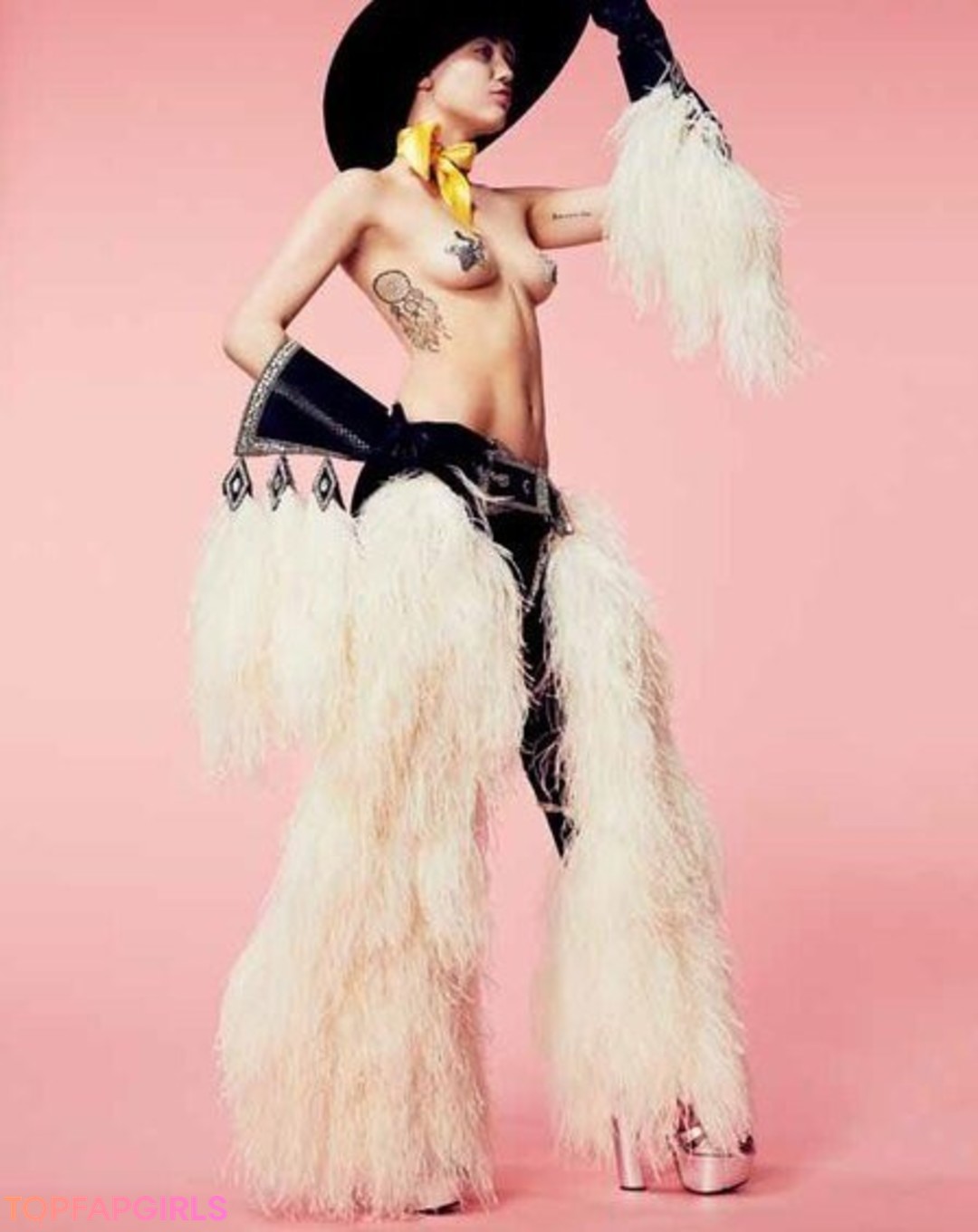 Naakte gelekte OnlyFans-foto van Miley Cyrus #1003