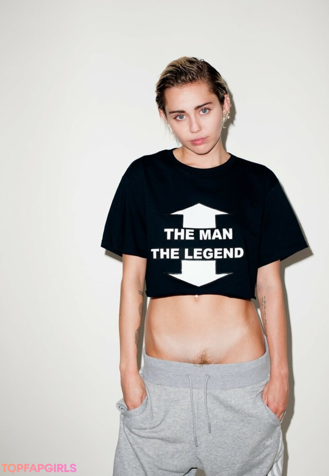 Naakte gelekte OnlyFans-foto van Miley Cyrus #1154