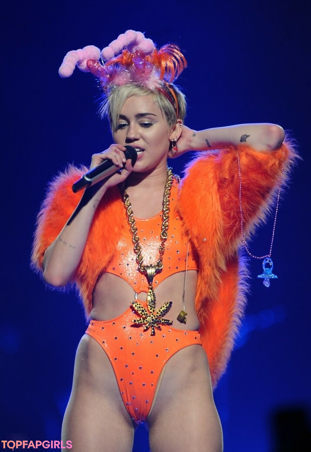 Naakte gelekte OnlyFans-foto van Miley Cyrus #1266