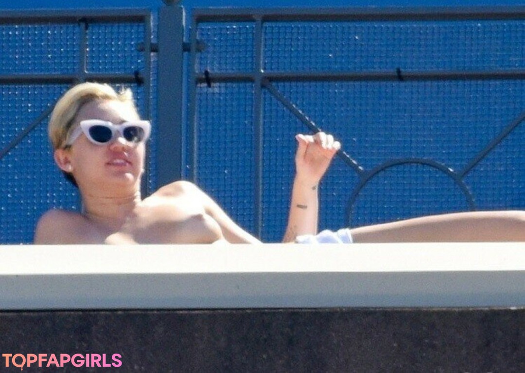 Naakte gelekte OnlyFans-foto van Miley Cyrus #1278