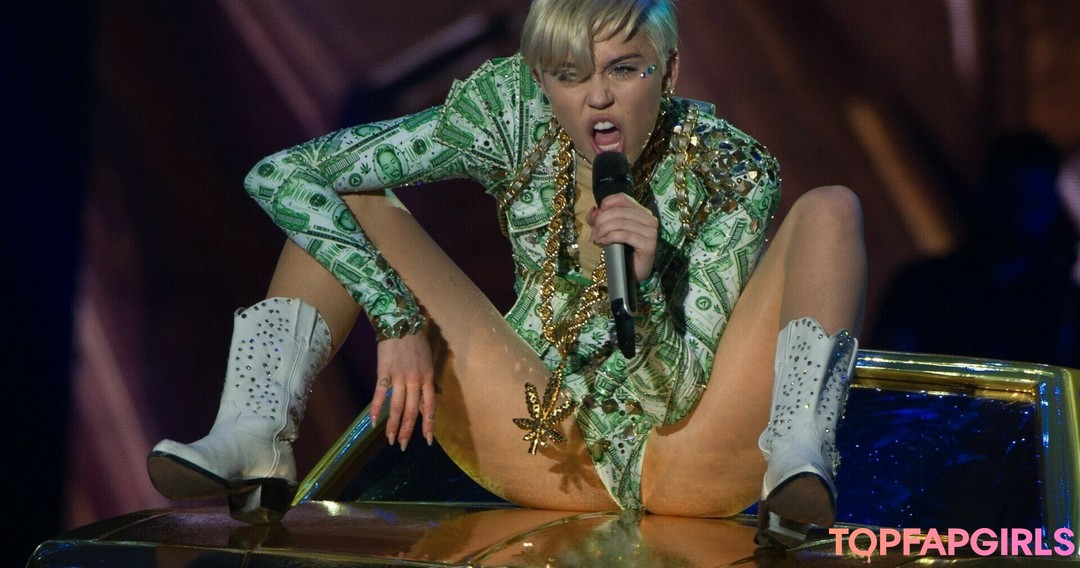 Naakte gelekte OnlyFans-foto van Miley Cyrus #1348