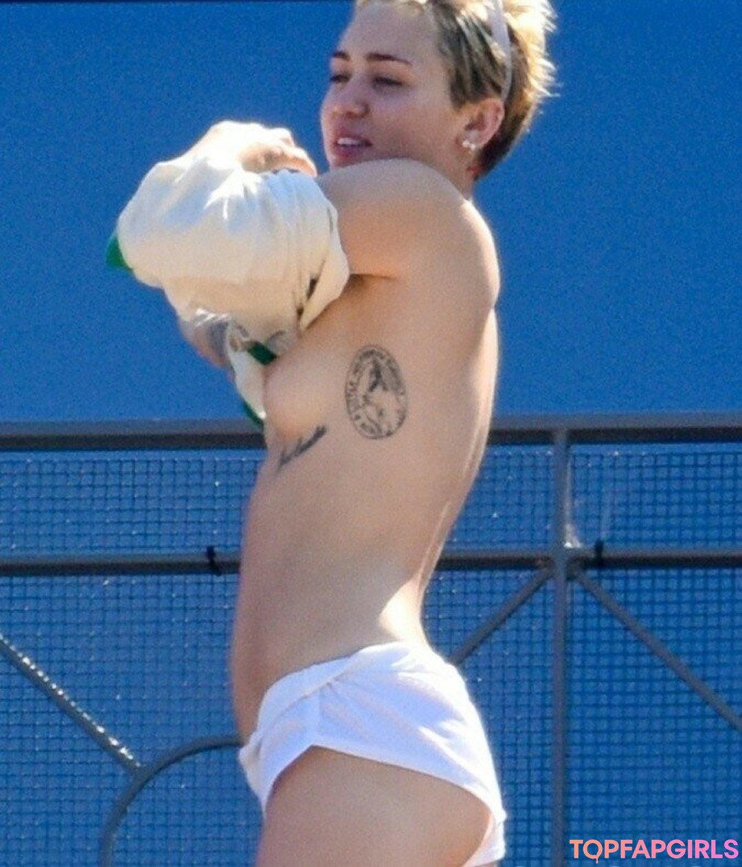 Naakte gelekte OnlyFans-foto van Miley Cyrus #1366
