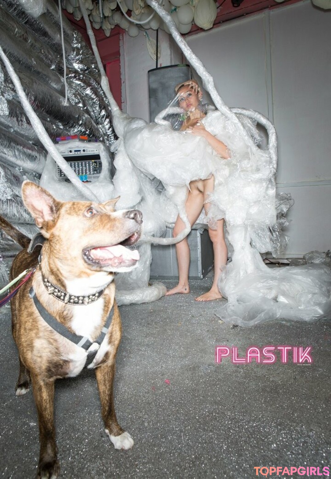 Naakte gelekte OnlyFans-foto van Miley Cyrus #1430