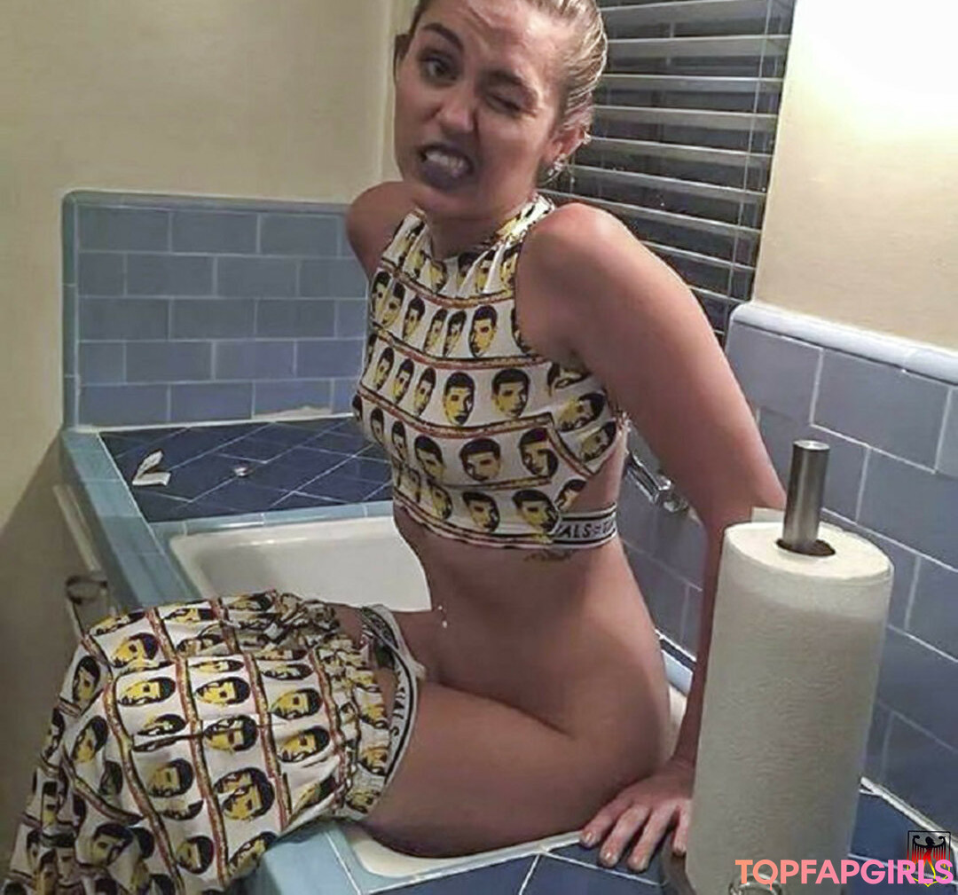 Naakte gelekte OnlyFans-foto van Miley Cyrus #1455