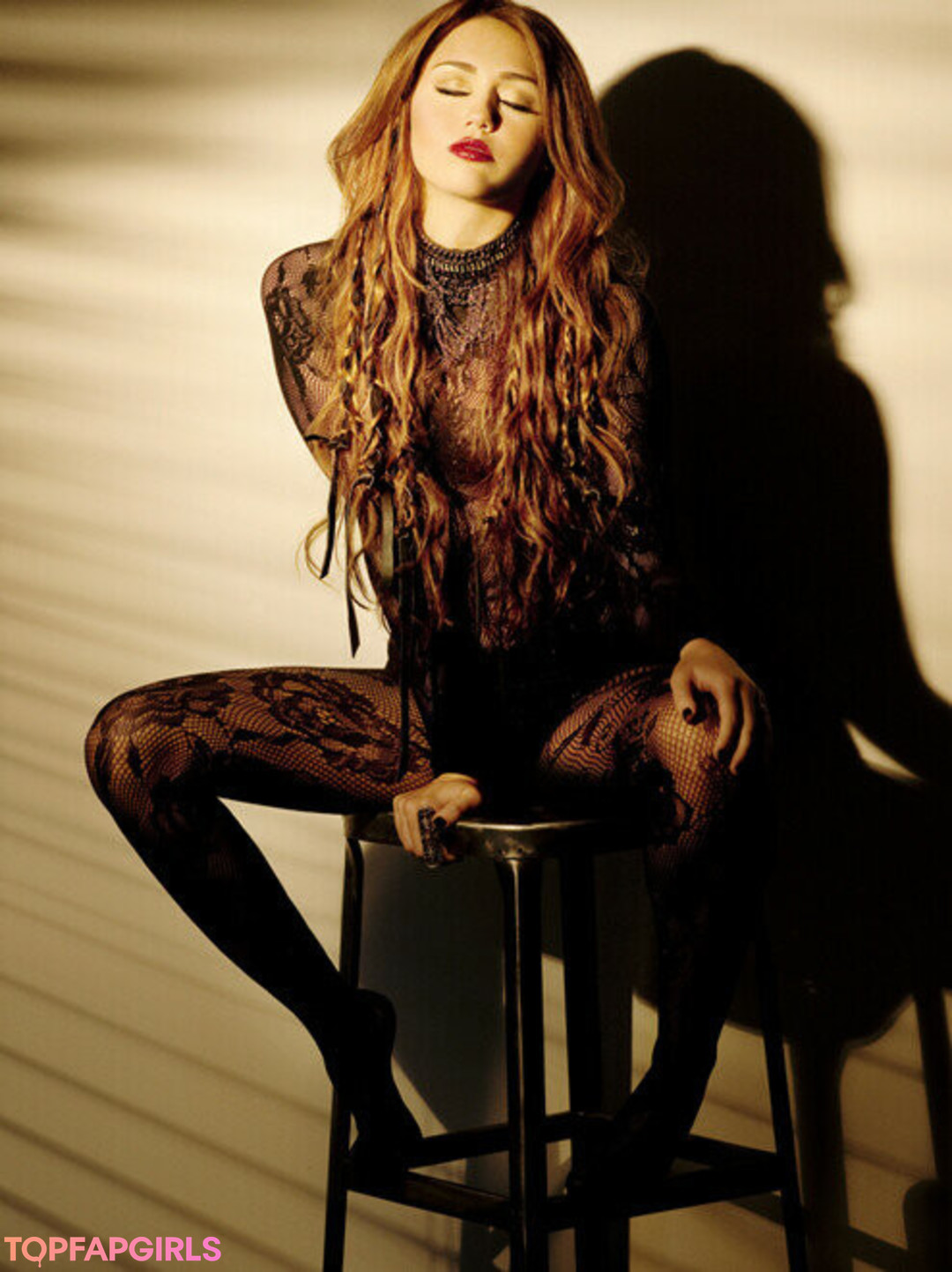 Naakte gelekte OnlyFans-foto van Miley Cyrus #1497