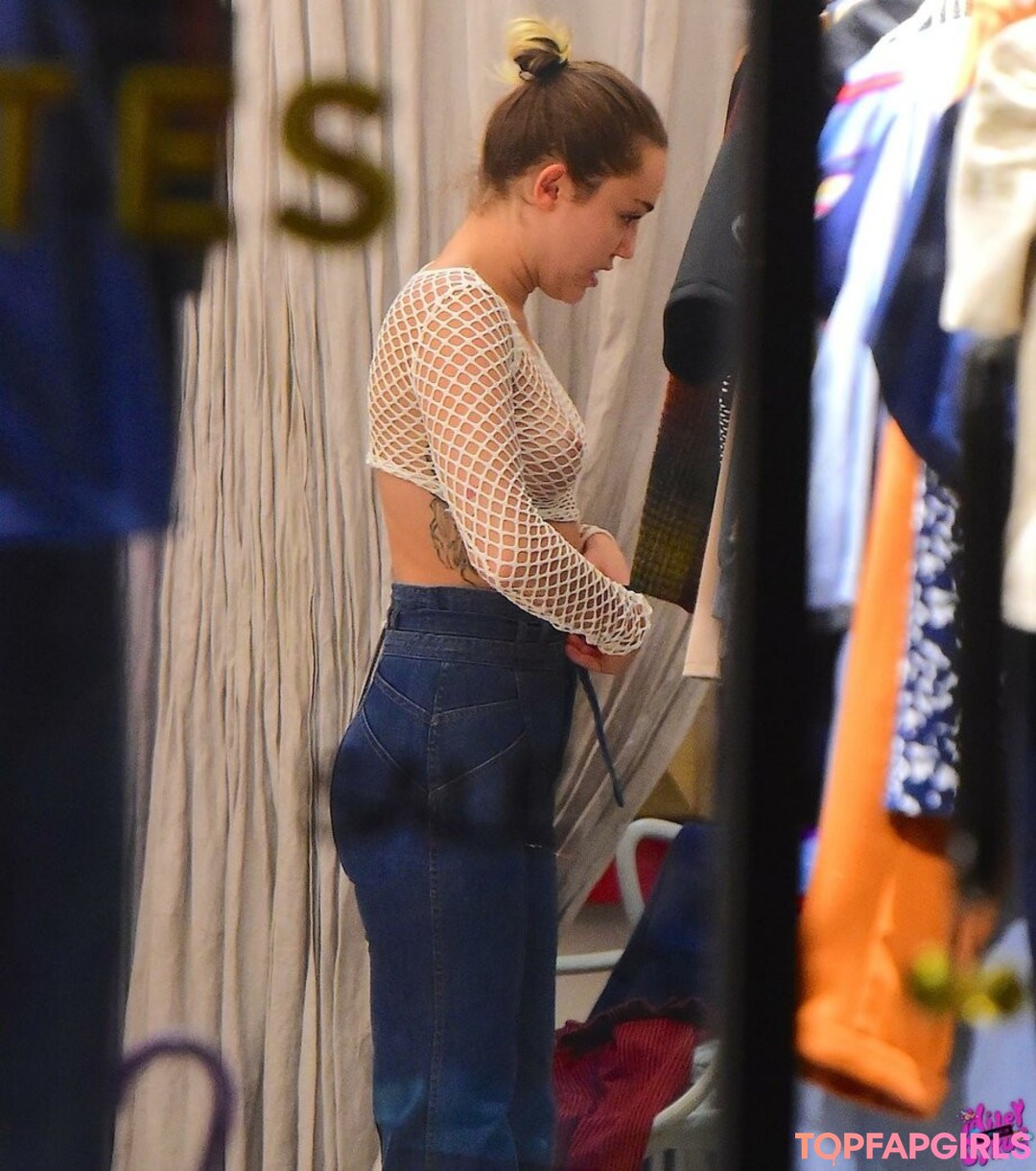 Naakte gelekte OnlyFans-foto van Miley Cyrus #1588