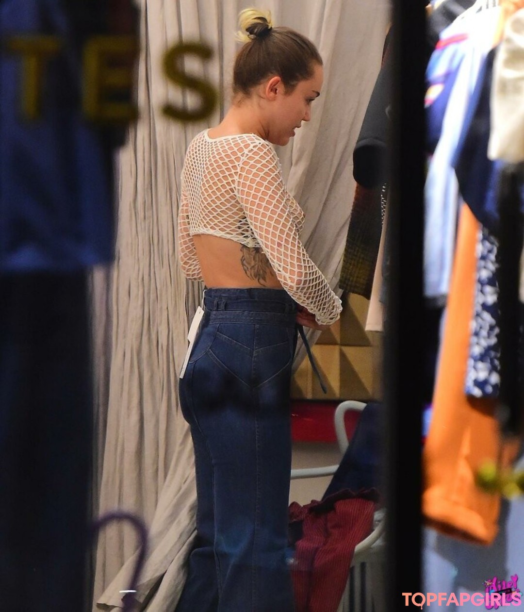 Naakte gelekte OnlyFans-foto van Miley Cyrus #1590