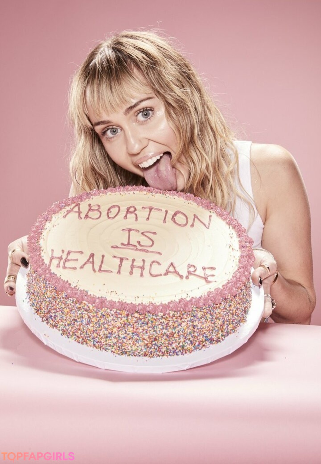 Naakte gelekte OnlyFans-foto van Miley Cyrus #1753