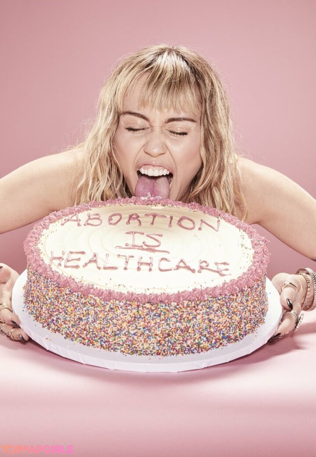 Naakte gelekte OnlyFans-foto van Miley Cyrus #1757