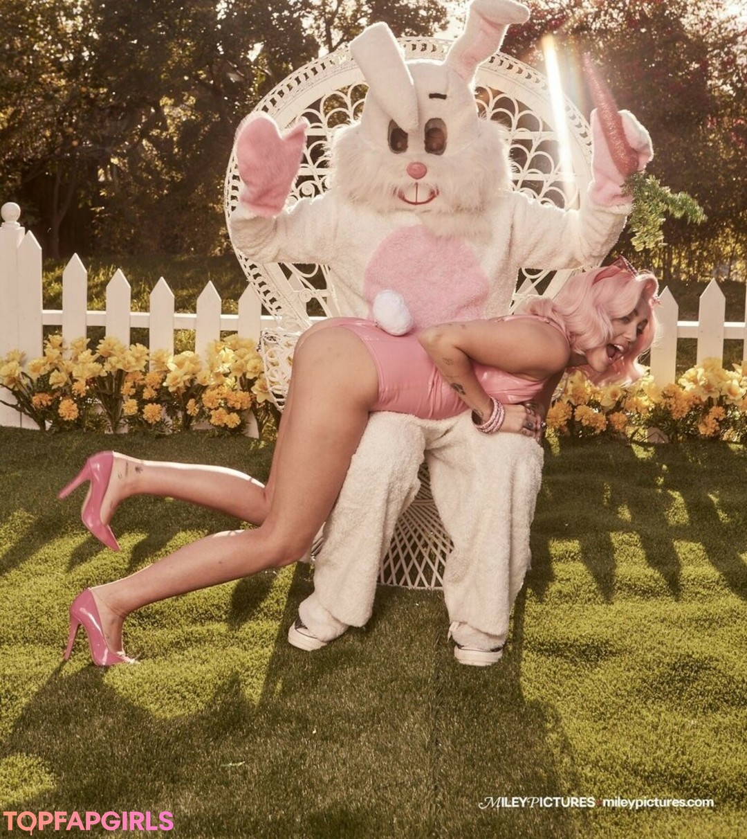 Naakte gelekte OnlyFans-foto van Miley Cyrus #1809