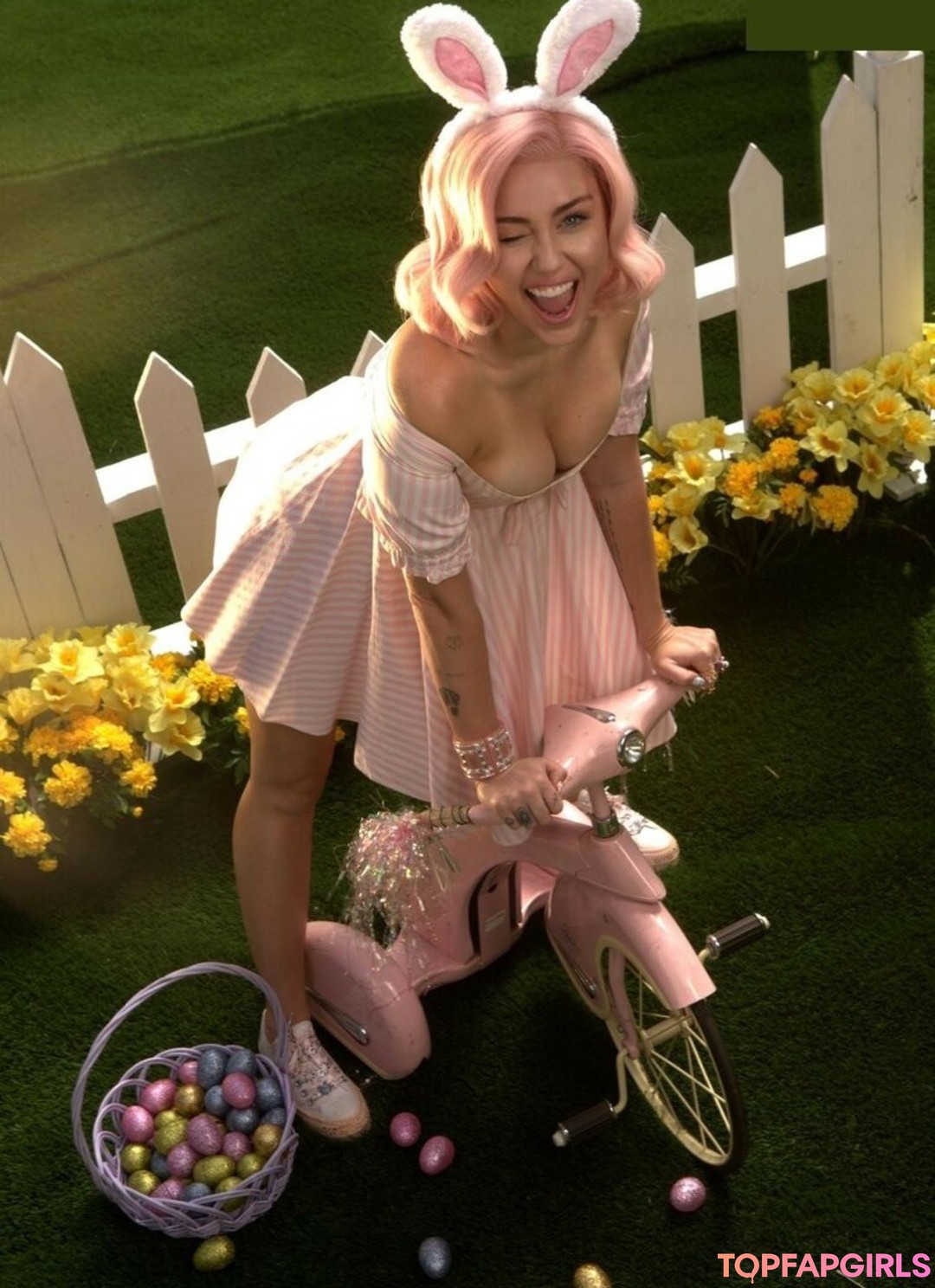 Naakte gelekte OnlyFans-foto van Miley Cyrus #1854